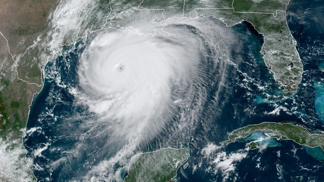 El peligroso huracán Laura se fortalece antes de tocar el sur de EEUU