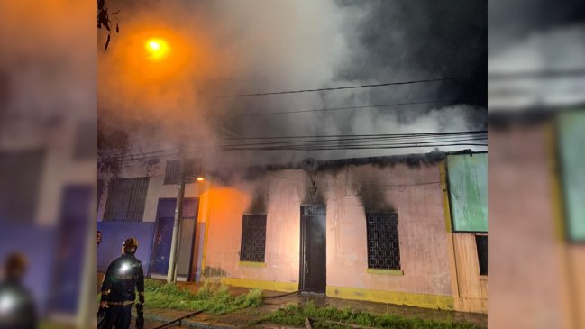 Incendio consumió dos viviendas en el centro de Santiago