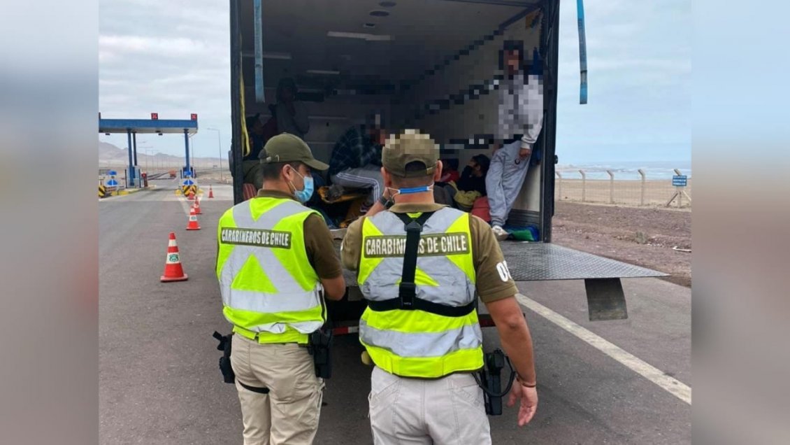 Iquique: Hallan 19 extranjeros indocumentados viajando ocultos en un camión de carga