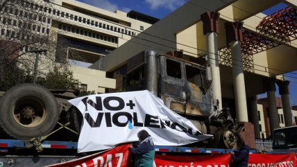 Camioneros dejaron máquinas quemadas afuera del Congreso  
