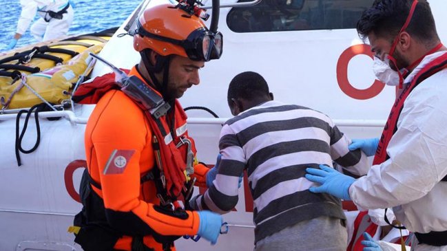 La ONU pide que se autorice el desembarco de 400 migrantes rescatados