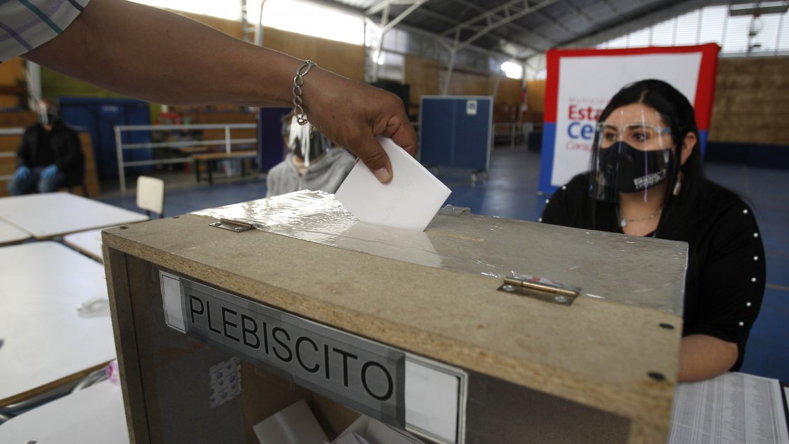 Fiscalías seguirán penalmente a pacientes Covid que voten en el Plebiscito si no hay cambios en la ley
