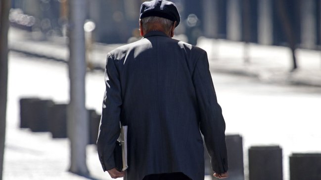 Mayores de 75 años salen de cuarentena en comunas en transición y preparación