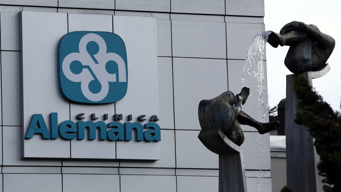 Clínica Alemana debe pagar 21 millones a paciente que se cayó durante radiografía