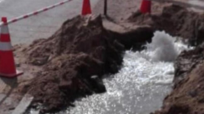 Rotura de matriz obligó corte de agua que afecta a 12 mil hogares en Antofagasta