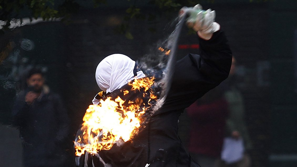 Hombre fue condenado a cinco años de cárcel por lanzar bombas molotov a Carabineros