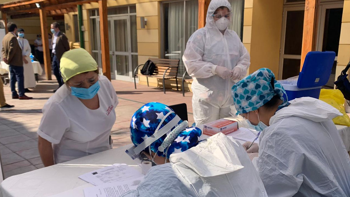 Convenio fortalecerá testeos preventivos en hogares de adultos mayores de cuatro comunas