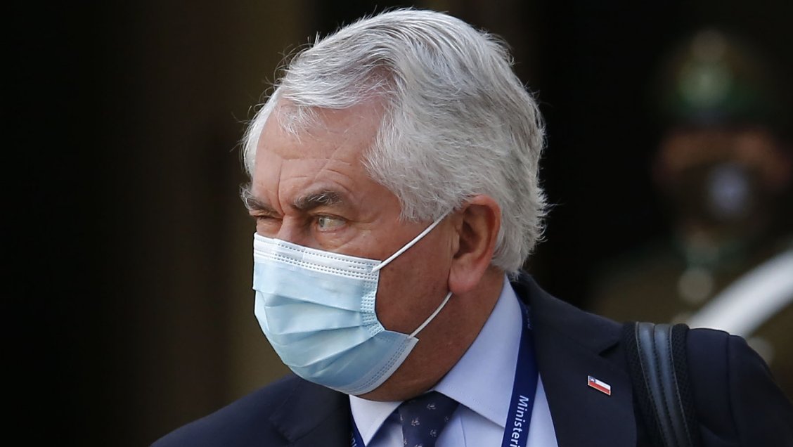 Más confusión: Minsal dice ahora que si en una casa viven cinco personas, el 18 no pueden recibir a nadie