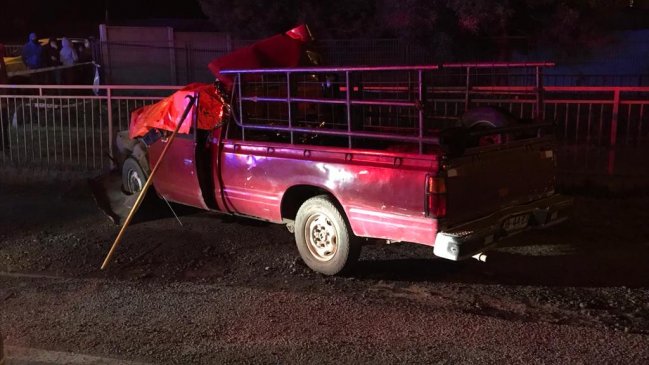 Choque de camioneta con retroexcavadora dejó dos fallecidos en Villa Alegre