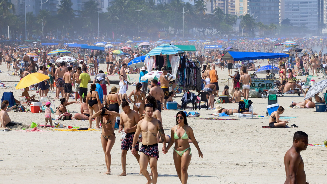 La pandemia desacelera tímidamente en un Brasil de playas llenas y escuelas cerradas