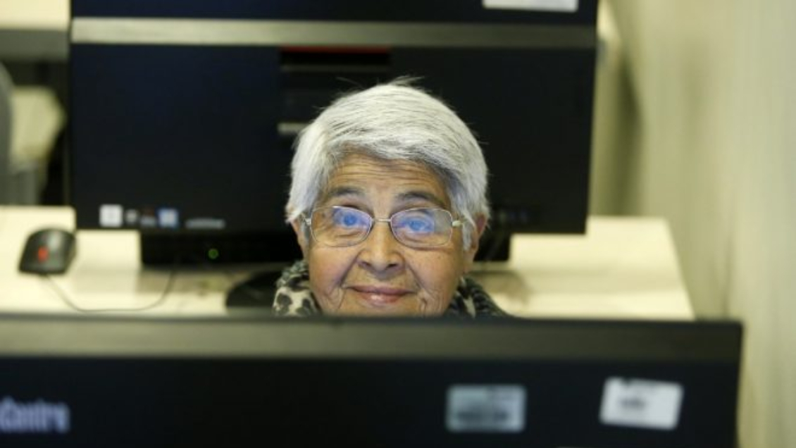 Iniciativa busca entregar alfabetización digital para adultos mayores