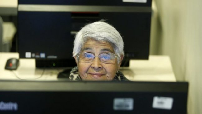 Iniciativa busca entregar alfabetización digital para adultos mayores
