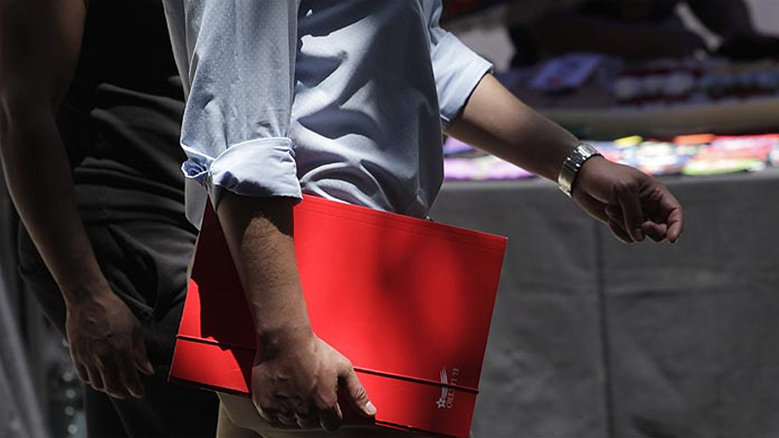 Se frena el deterioro del mercado del trabajo en Chile, según encuesta UC