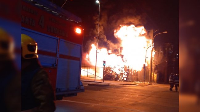 Incendio consumió vulcanización en el centro de Concepción