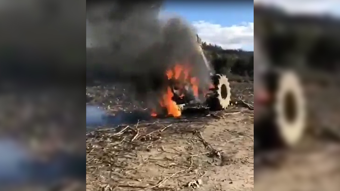 Ataque incendiario dejó cinco máquinas y un bus quemados en Los Sauces