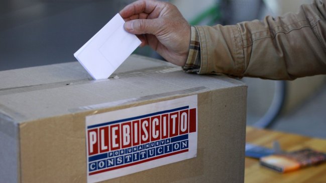 Plebiscito: Un contagiado con Covid que llegue a las urnas podrá votar, pero será sancionado