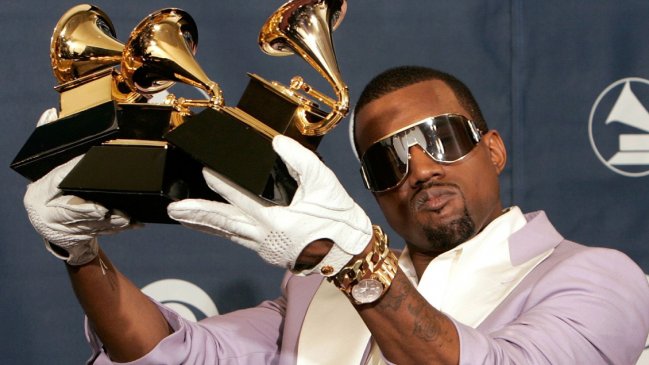 Kanye West protesta contra la industria musical orinando un Grammy