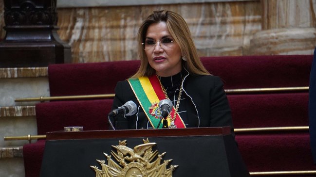 La presidenta interina de Bolivia se retira de la carrera electoral