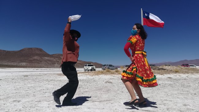 Municipio de Colchane Iza bandera chilena en salar de Coipasa