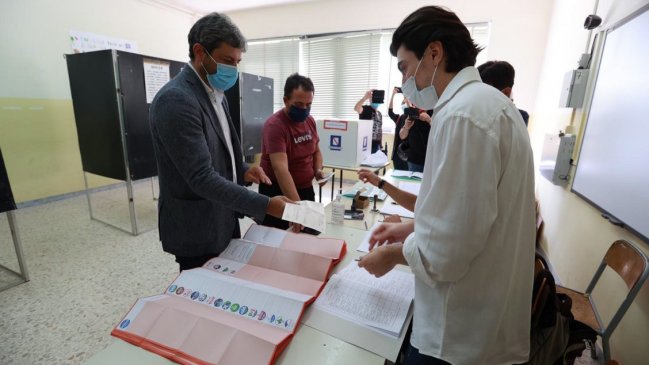 Italia vota si reduce a sus parlamentarios y elige gobierno en siete regiones