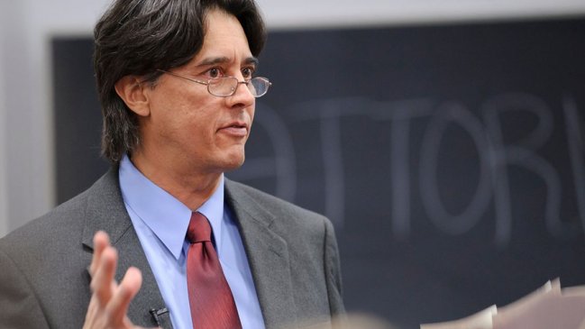 Abogado que se opuso al apartheid expondrá sobre la constitución sudafricana