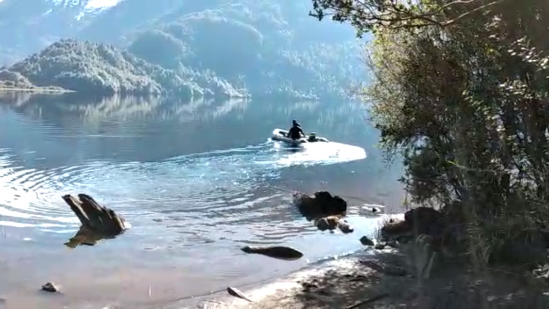 Auto con jóvenes cayó a una laguna de Puerto Aysén: Hay un muerto y un desaparecido