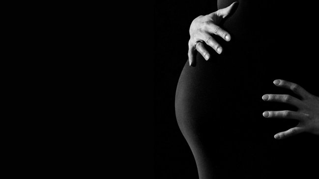 Acusan a hombre de cortar vientre de su esposa embarazada 