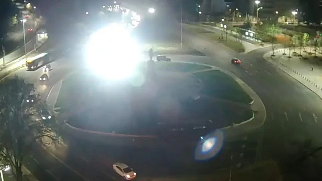 Patrulla de Carabineros apuntó foco y arruinó intervención lumínica en Plaza Baquedano