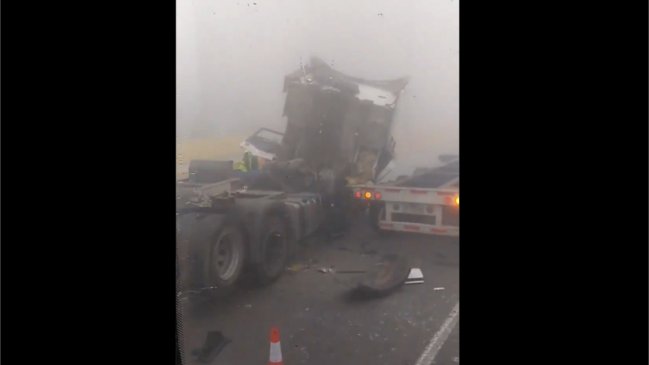 Dos camiones chocaron producto de la escasa visión que deja la niebla en Valparaíso