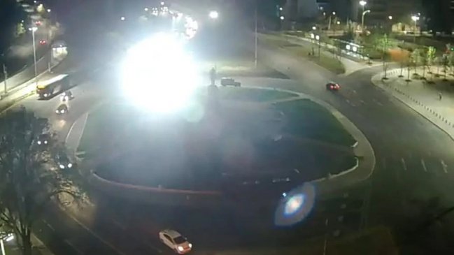 Patrulla de Carabineros apuntó foco y arruinó intervención lumínica en Plaza Baquedano