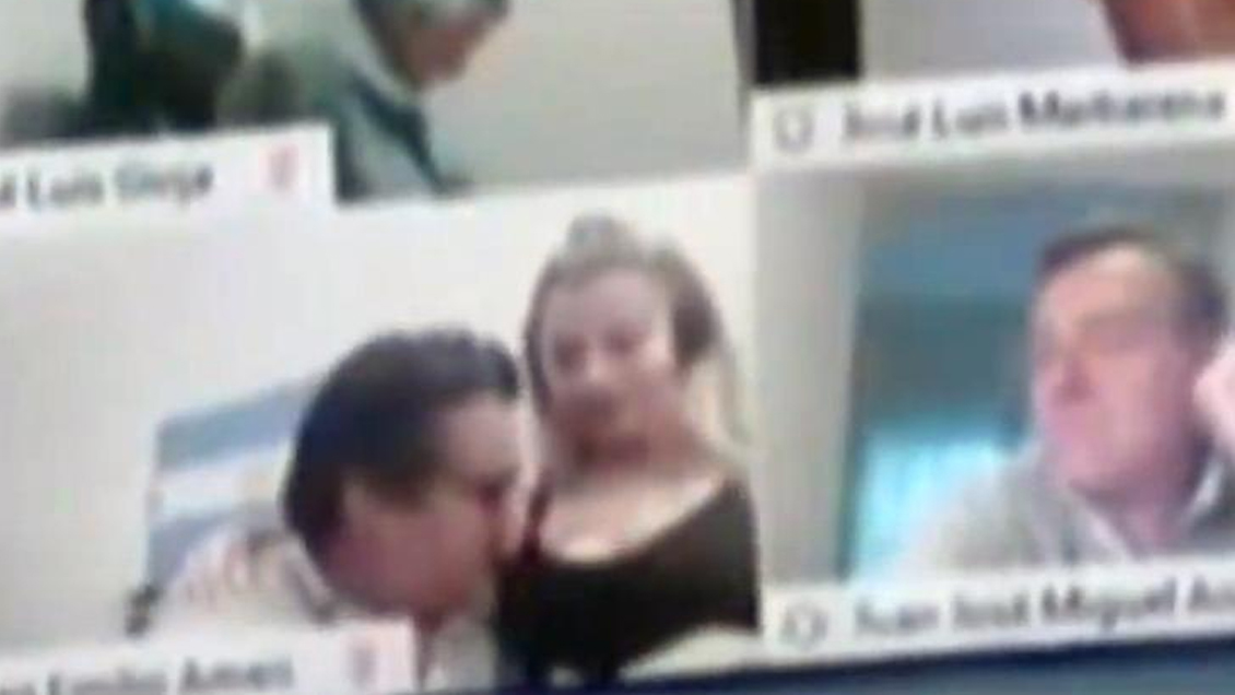 Renunció el diputado que besó un seno a su pareja en plena sesión en Argentina