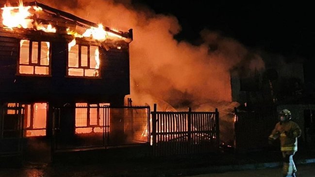 Incendio que afectó a cinco viviendas dejó dos personas lesionadas en Quellón