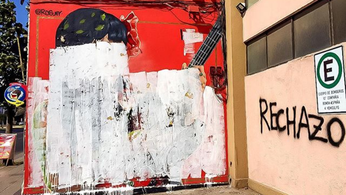 Vandalizan mural de Mon Laferte con mensaje alusivo al Rechazo