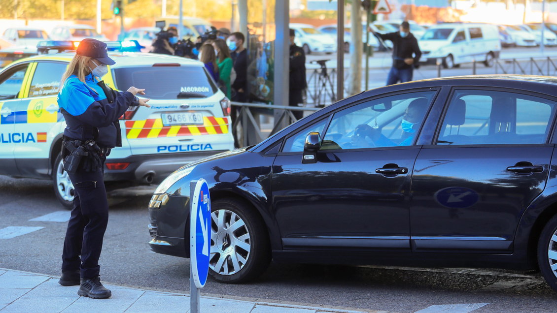 Madrid, enfrentada con Gobierno, amplió restricciones a un millón de personas