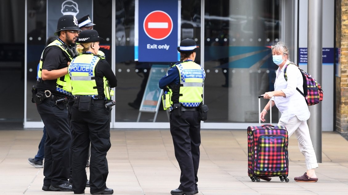 Inglaterra empieza a cobrar millonarias multas por incumplir cuarentena