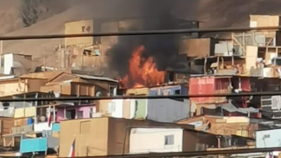 Incendio dejó a 16 personas damnificadas en campamento de Antofagasta