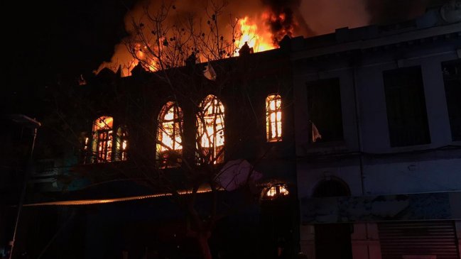 Incendio afectó a cinco viviendas y un local en Recoleta