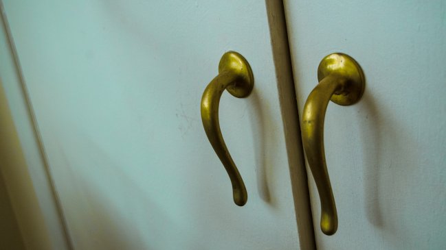 Hombre vivió en el clóset de su novia adolescente por más de un mes