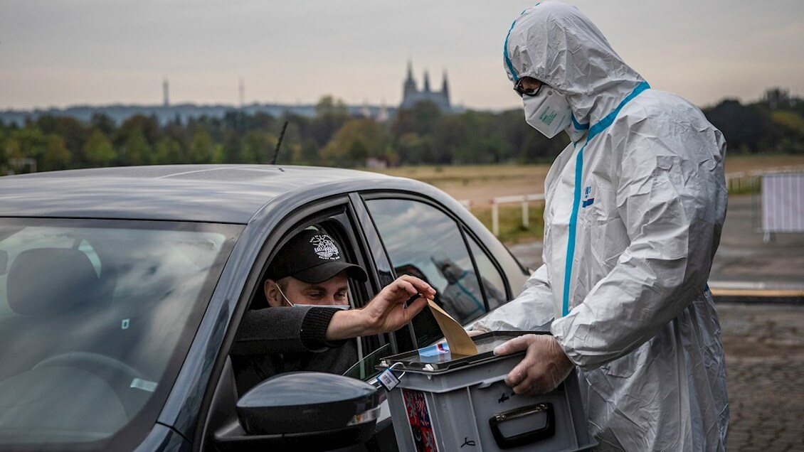 Positivos por Covid-19 votan desde el auto para elecciones al Senado checo