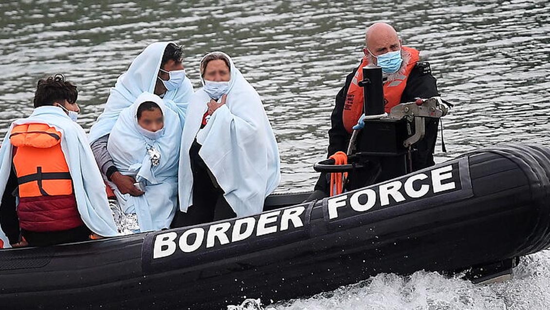 Reino Unido evaluó instalar barreras marítimas para bloquear la llegada de inmigrantes
