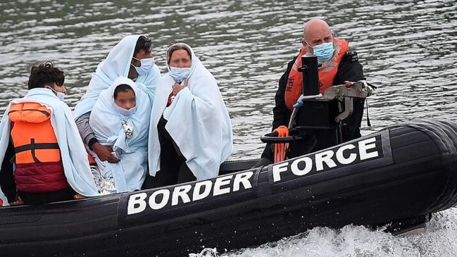 Reino Unido evaluó instalar barreras marítimas para bloquear la llegada de inmigrantes