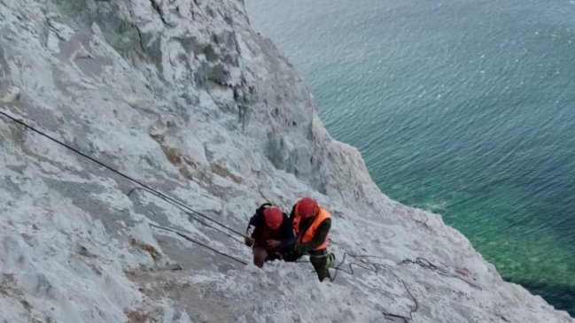 Dos personas fueron rescatadas desde acantilado en Mejillones