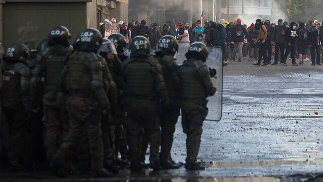 Carabineros dice que envió a Fiscalía nuevas imágenes de violencia cometida por el menor empujado al Mapocho