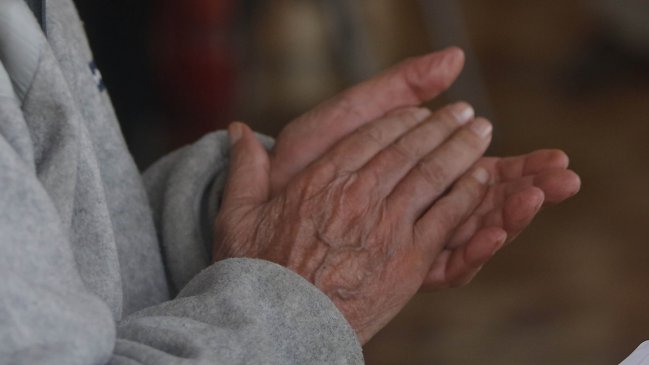 El lunes comienzan a regir permisos para visitar adultos mayores en residencias de larga estadía