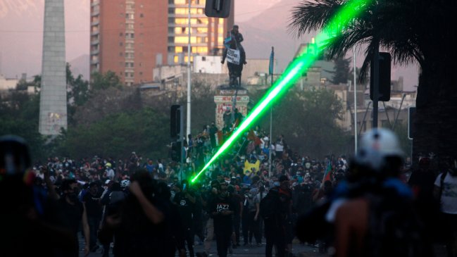 Masiva manifestación en Baquedano e incidentes en los alrededores