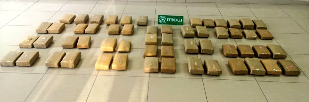 Desconocidos escaparon de Carabineros abandonando bolsos con 56 kilos de marihuana