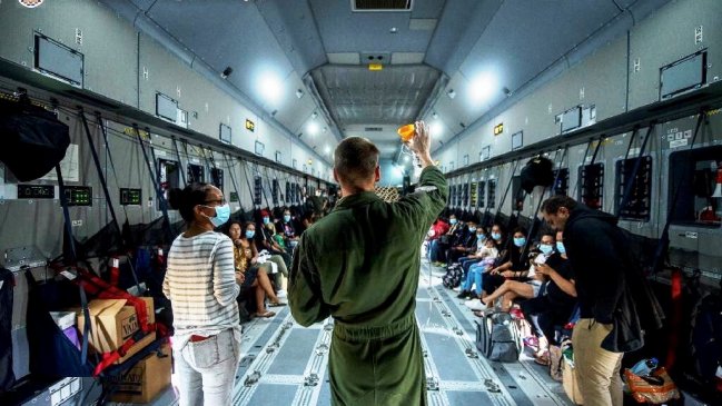 Avión militar francés repatrió a 30 ciudadanos chilenos y franceses varados en la Polinesia