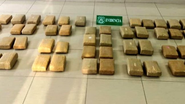 Desconocidos escaparon de Carabineros abandonando bolsos con 56 kilos de marihuana