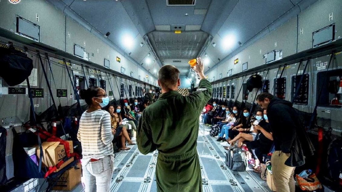 Avión militar francés repatrió a 30 ciudadanos chilenos y franceses varados en la Polinesia