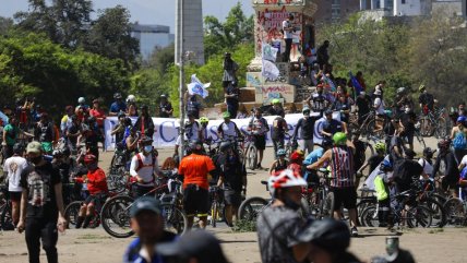  Enorme manifestación de ciclistas por el Apruebo en Plaza Italia  